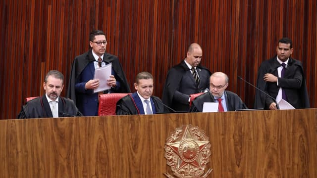 Ministros do TSE durante sessão plenária no plenário do tribunal, em Brasília