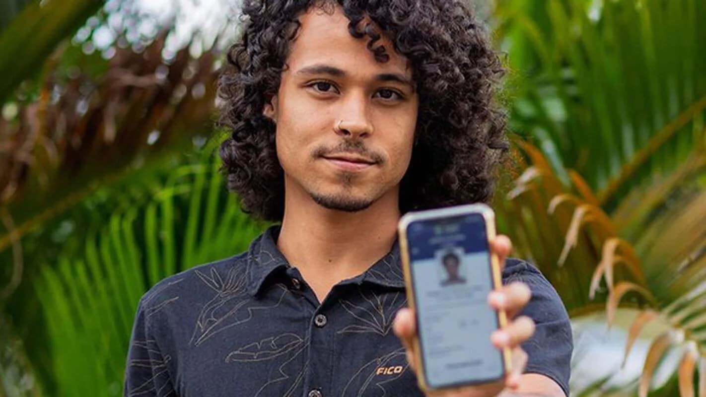 Jovem eleitor mostra o aplicativo e-Título aberto na tela do celular