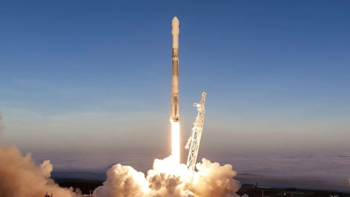 Foguete da SpaceX decola ao entardecer, deixando rastro de fumaça branca