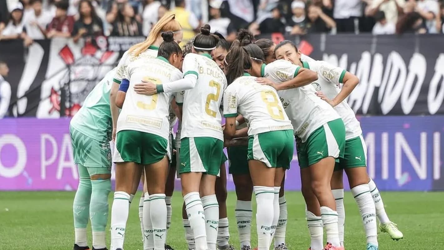 Jogadoras de time feminino em campo durante duelo paulista (foto de arquivo, 2025)