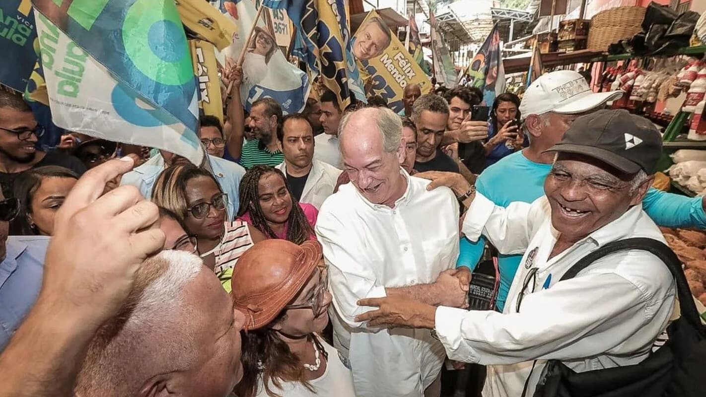 Ciro Gomes cumprimenta apoiador durante ato de campanha em mercado