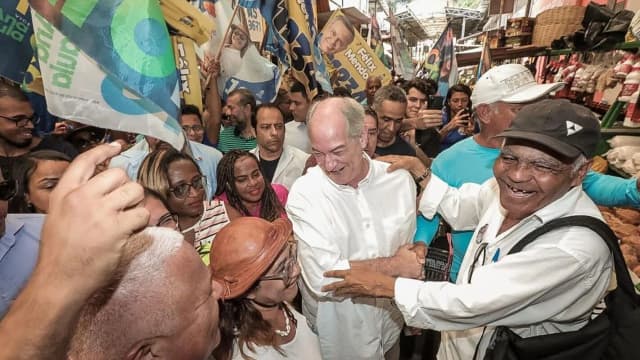 Ciro Gomes cumprimenta apoiador durante ato de campanha em mercado