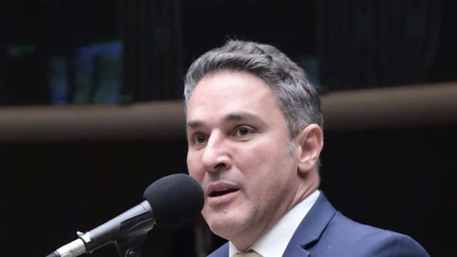 O deputado federal Luciano Zucco discursa ao microfone na tribuna da Câmara dos Deputados