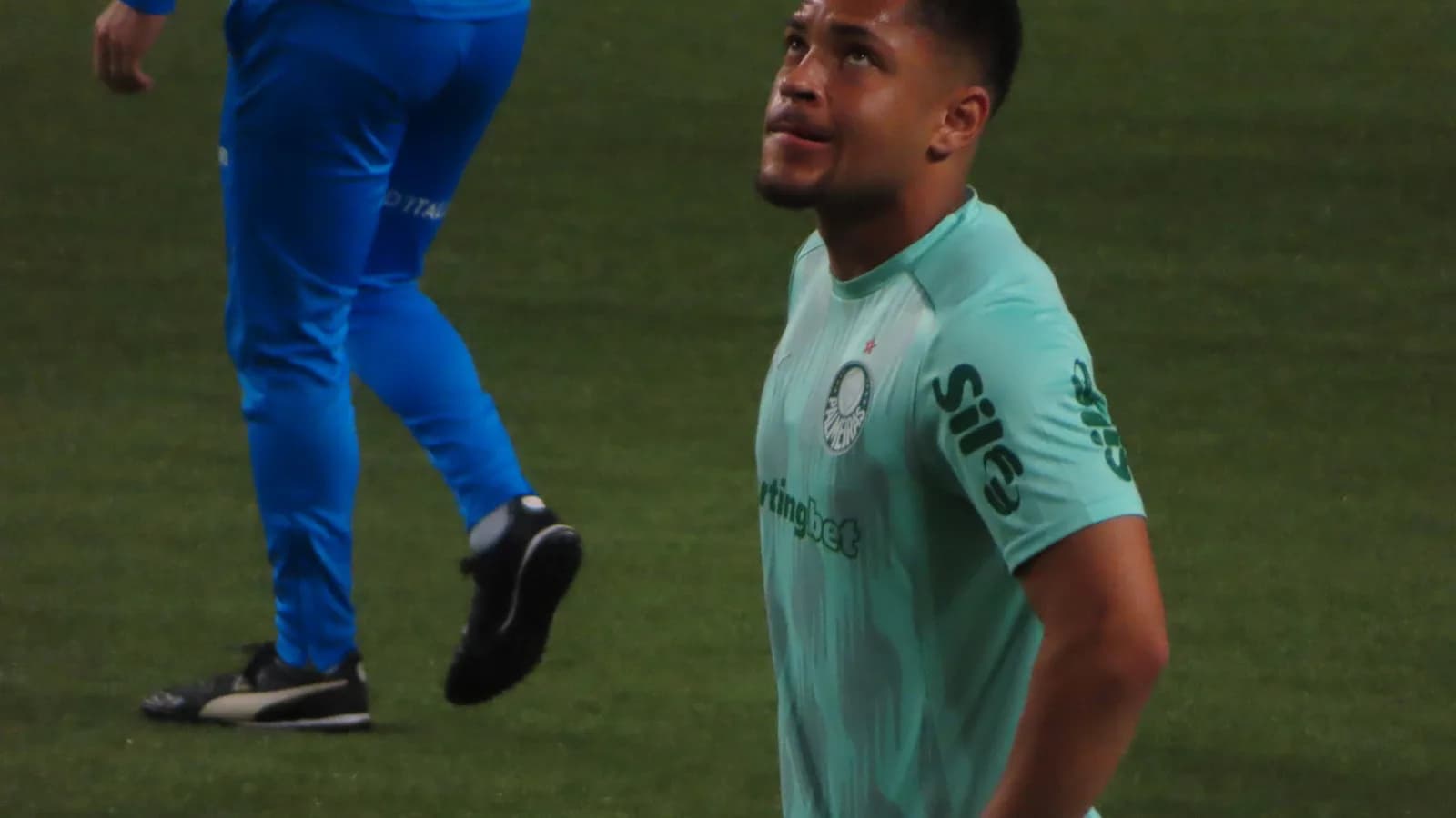 Vitor Roque, atacante do Palmeiras, durante treino do time