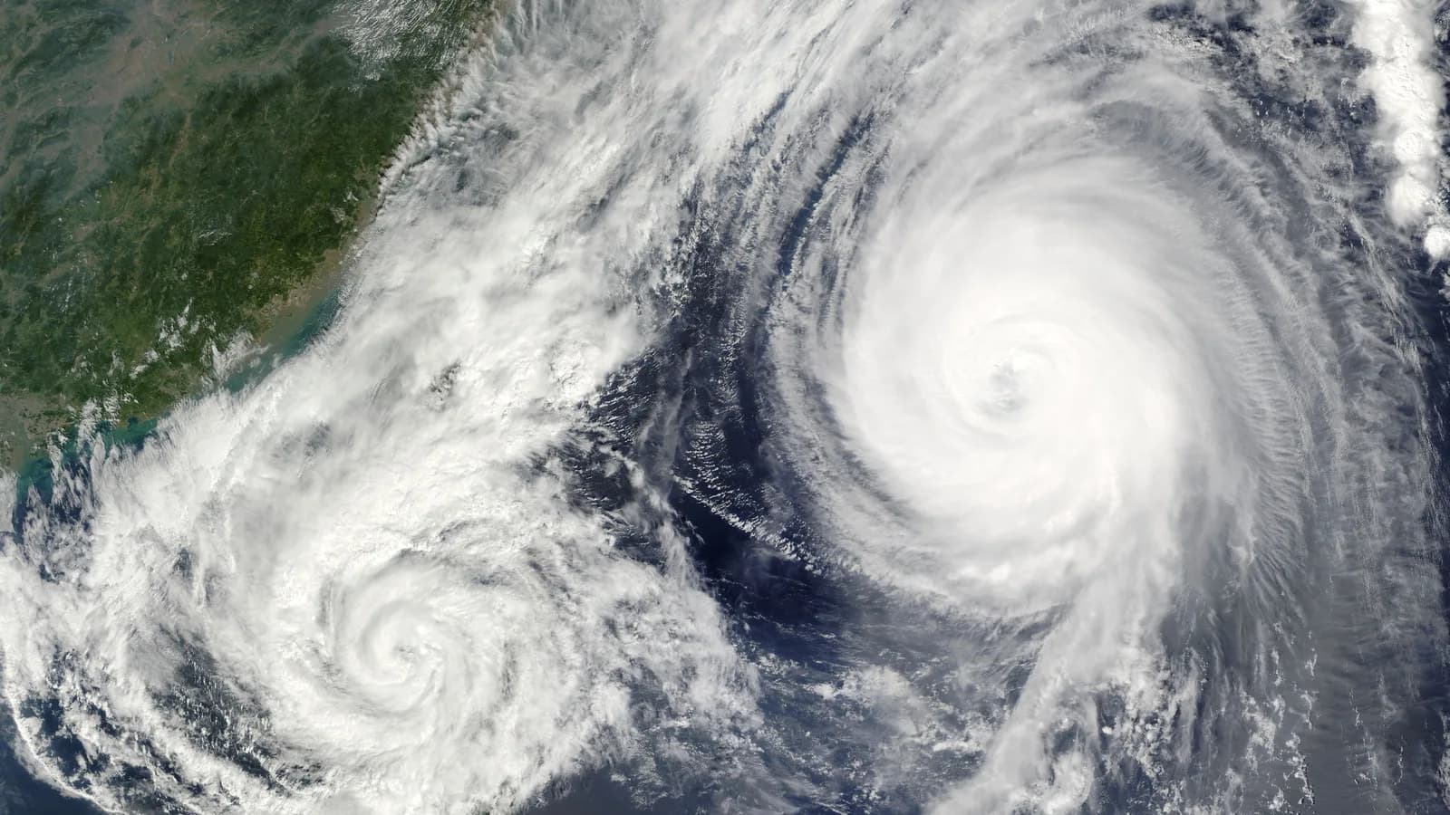 Imagem de satélite mostra dois ciclones tropicais espiralados sobre o oceano, em foto de arquivo da Nasa