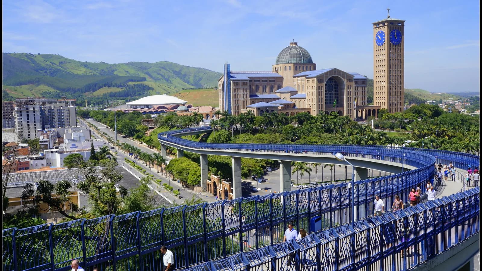 Vista da Basílica de Nossa Senhora Aparecida com fiéis na passarela de acesso