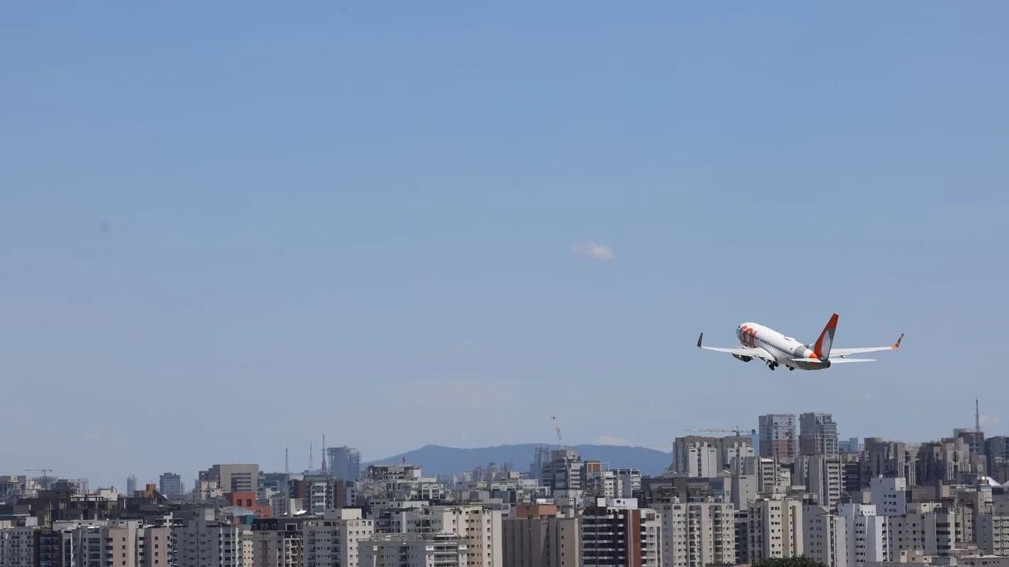 Avião executivo decola sobre área urbana, imagem de arquivo sobre aviação executiva
