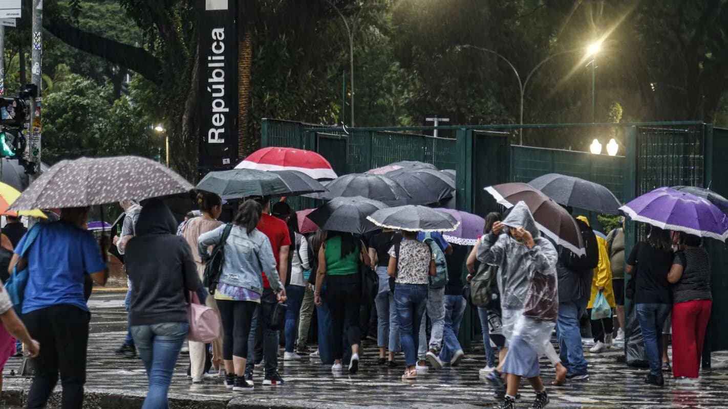 Pedestres com guarda-chuva durante chuva forte na região da República, em São Paulo (foto de arquivo)