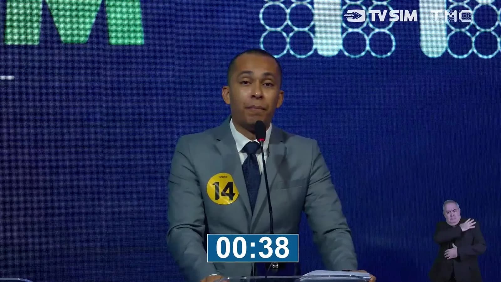 Candidato ao governo de Minas Gerais discursa em púlpito de debate ao defender combate a privilégios salariais na Polícia Militar