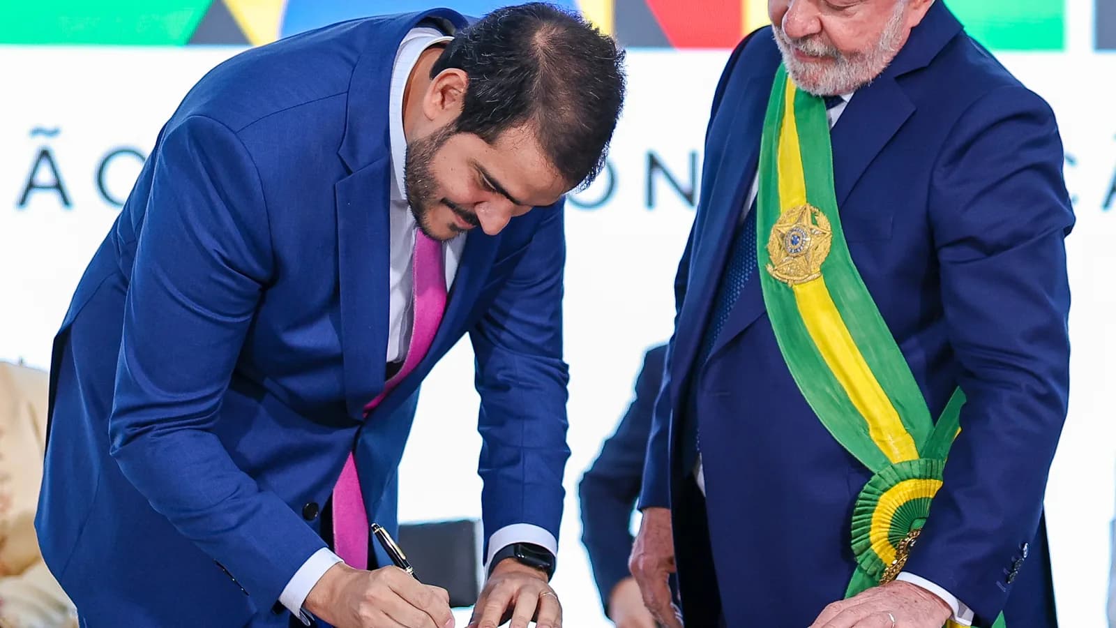 Jorge Messias assina documento ao lado do presidente Lula em cerimônia oficial (foto de arquivo, posse em 2023)
