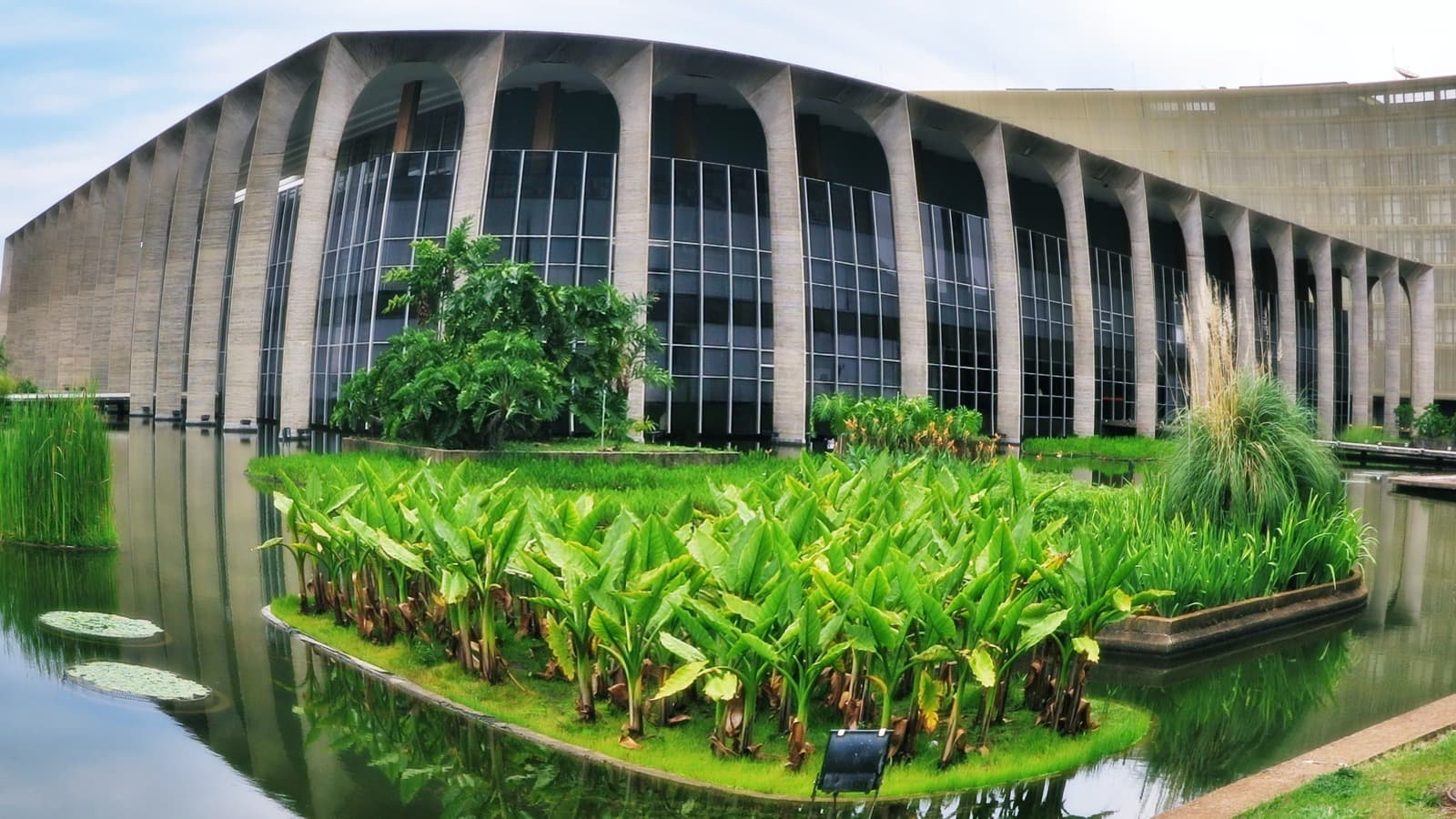 Fachada e espelho d'água do Palácio do Itamaraty, sede do Ministério das Relações Exteriores, em Brasília