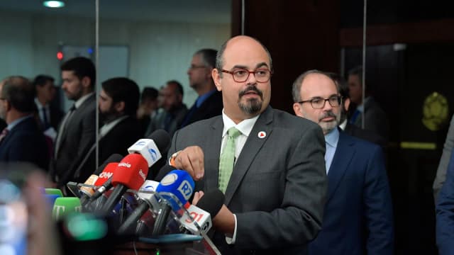 Mateus Simões concede entrevista coletiva cercado de microfones de emissoras de TV, no Senado Federal