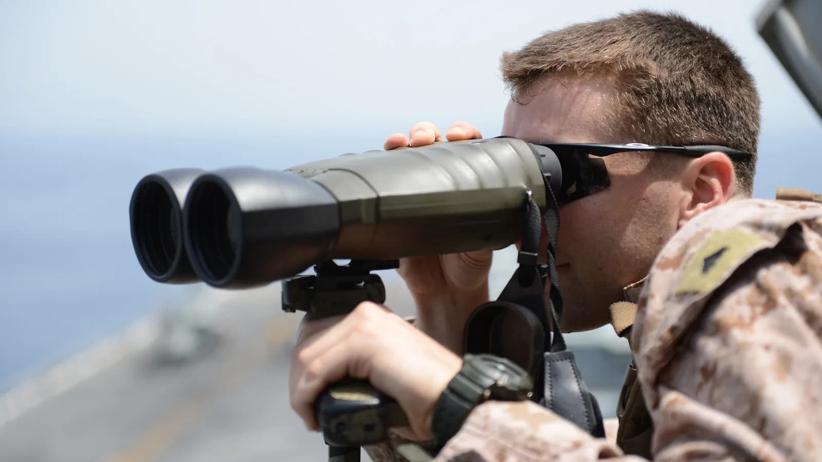 Militar dos Estados Unidos observa com binóculos a bordo de navio no Estreito de Bab el-Mandeb, no Mar Vermelho (foto de arquivo)