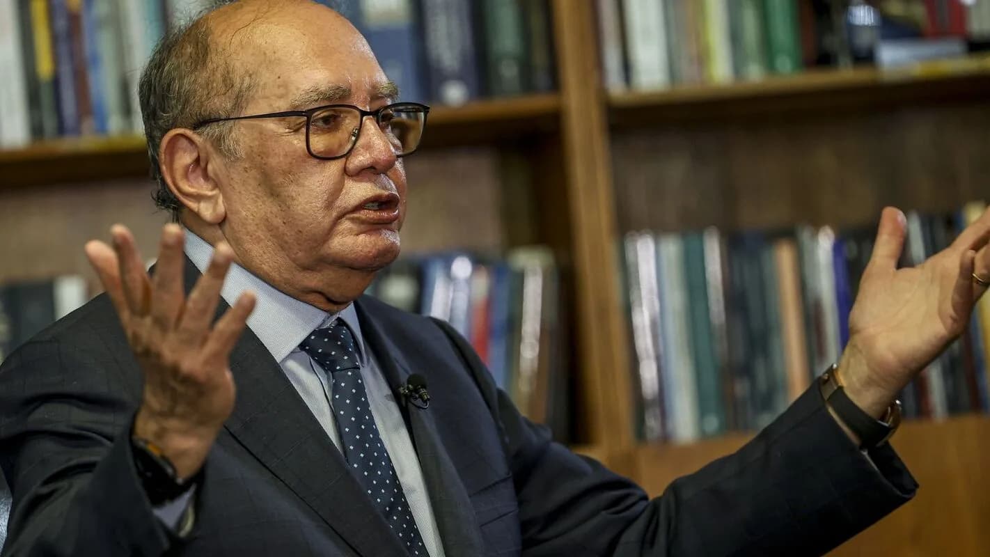 O ministro Gilmar Mendes gesticula durante entrevista em seu gabinete