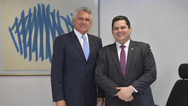 Ronaldo Caiado (PSD) ao lado do senador Davi Alcolumbre, em foto de arquivo do Senado