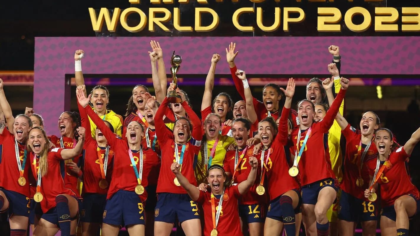 Seleção espanhola de futebol feminino celebra título mundial com medalhas e taça (foto de arquivo da conquista de 2023)