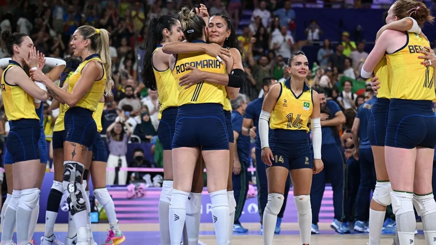 Jogadoras da seleção brasileira de vôlei feminino se abraçam comemorando o bronze em Paris 2024