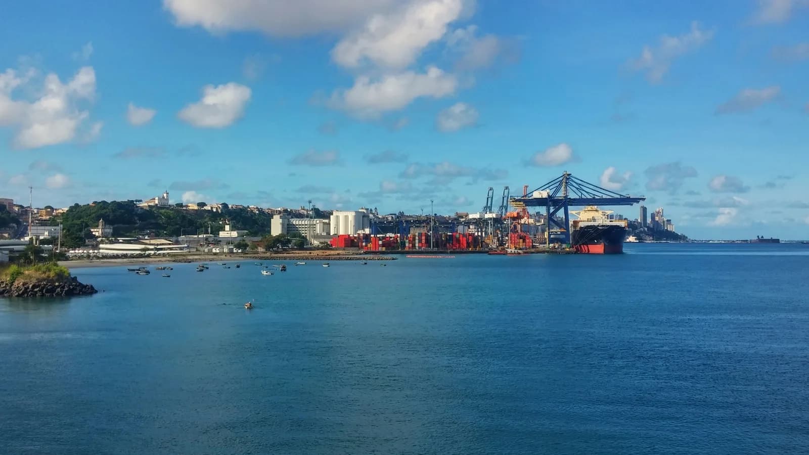 Terminal de cargas do Porto de Salvador com navio e contêineres em área de exportação