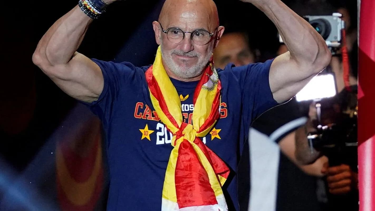 Técnico Luis de la Fuente comemora com a bandeira da Espanha