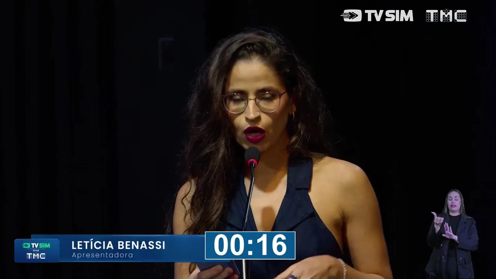 Letícia Benassi, apresentadora da TMC, faz pergunta sobre feminicídio a candidato ao governo de Minas Gerais durante debate