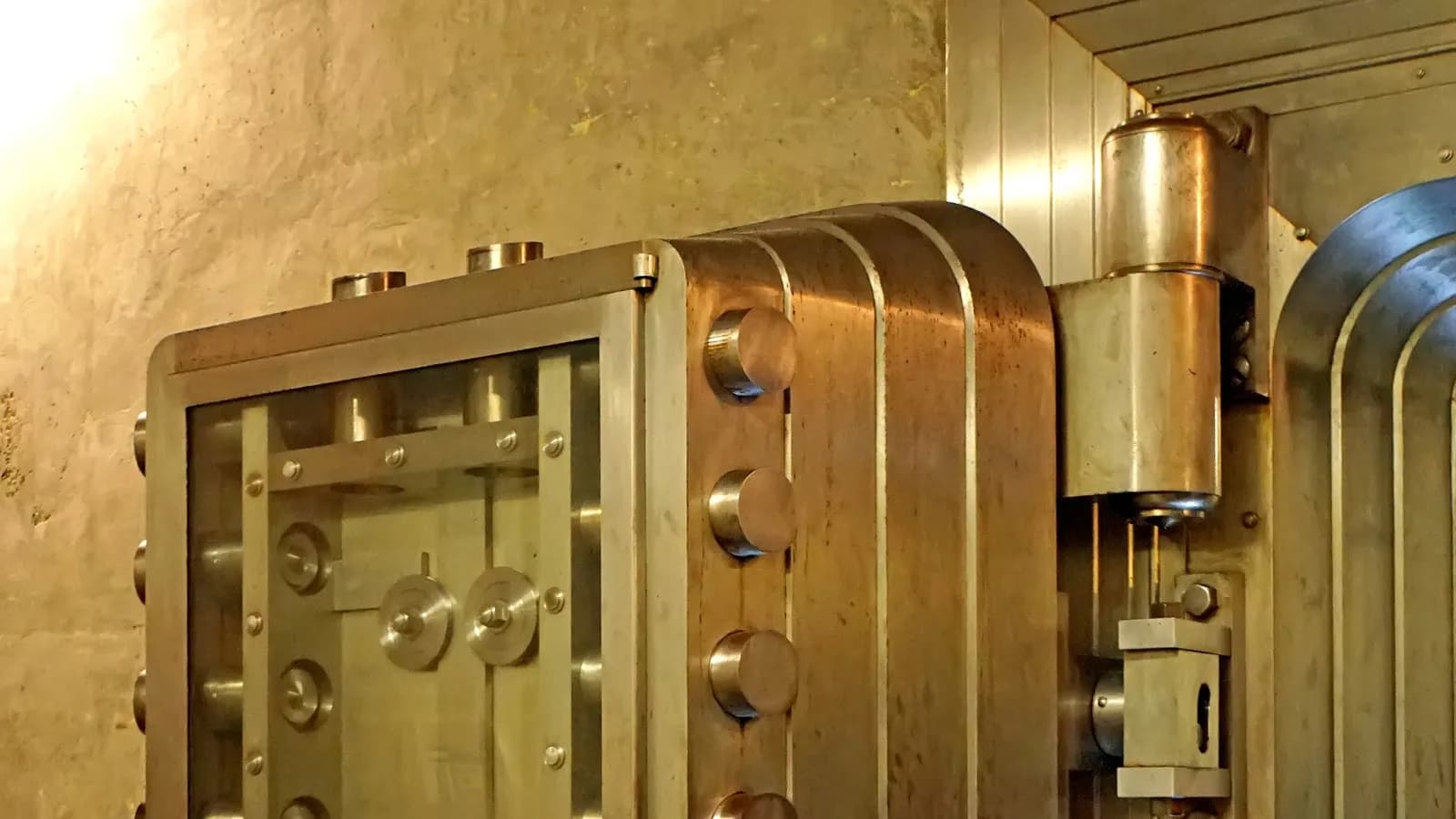 Porta de cofre de banco central, com mecanismo de trava e roda de combinação