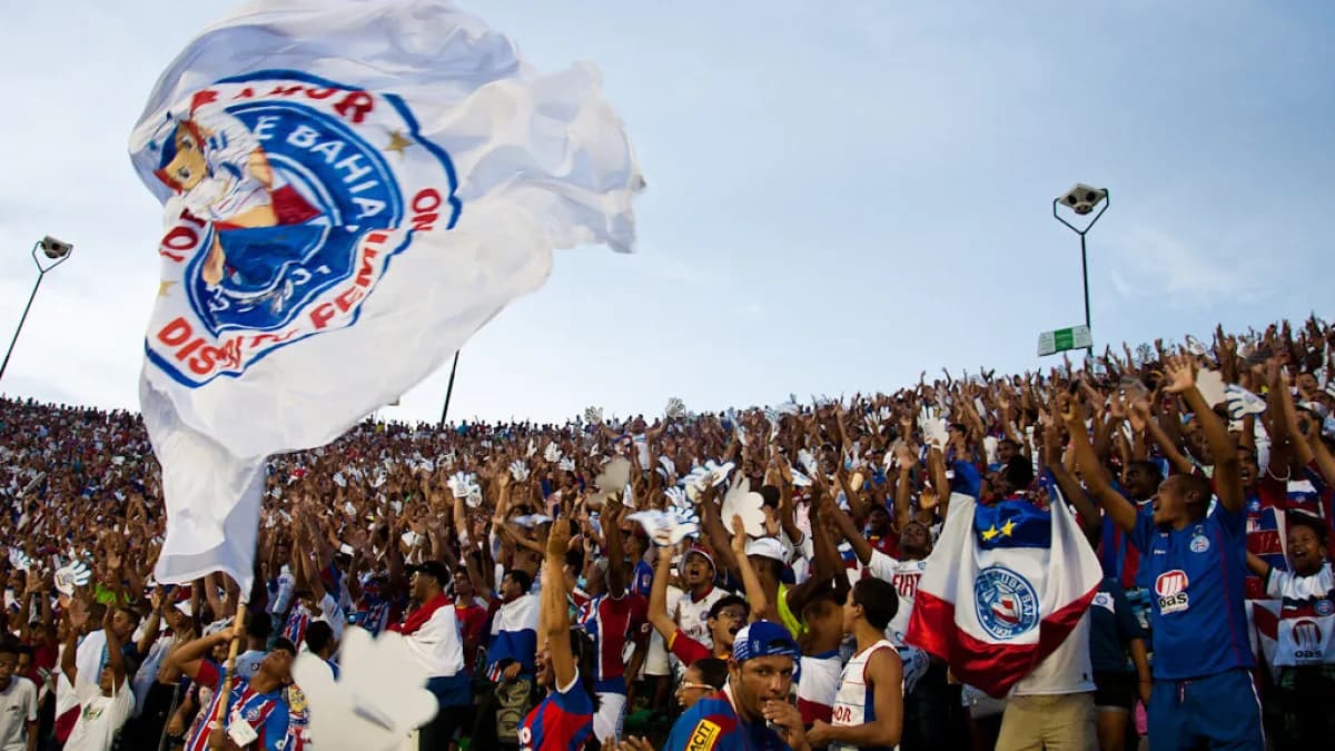 Torcedores do Bahia com bandeiras em arquibancada de estádio