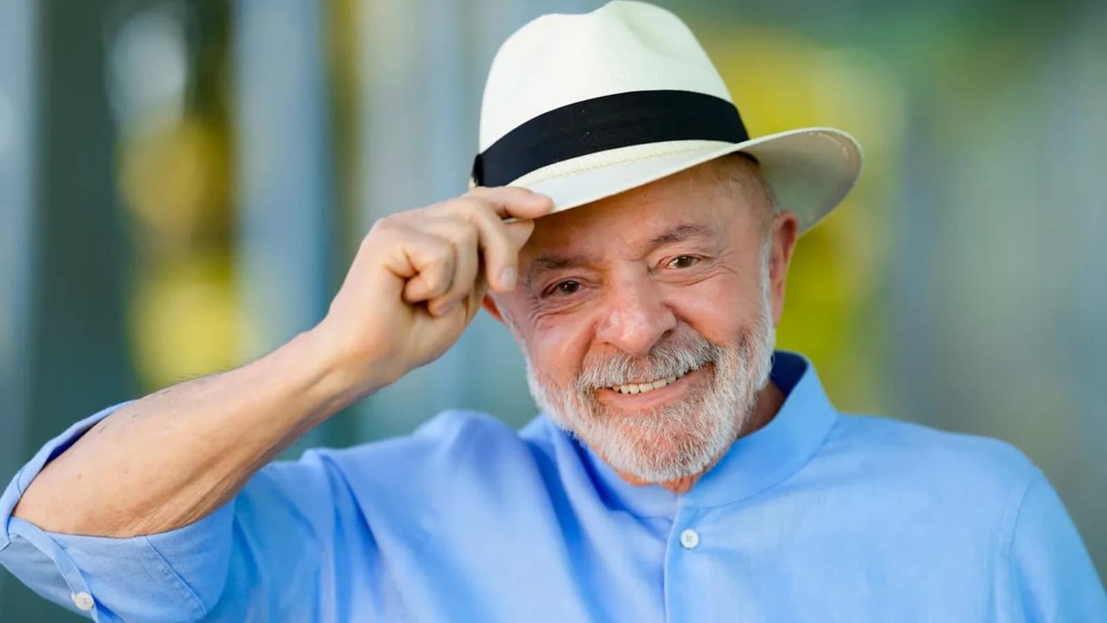 Presidente Luiz Inácio Lula da Silva sorrindo, usando chapéu