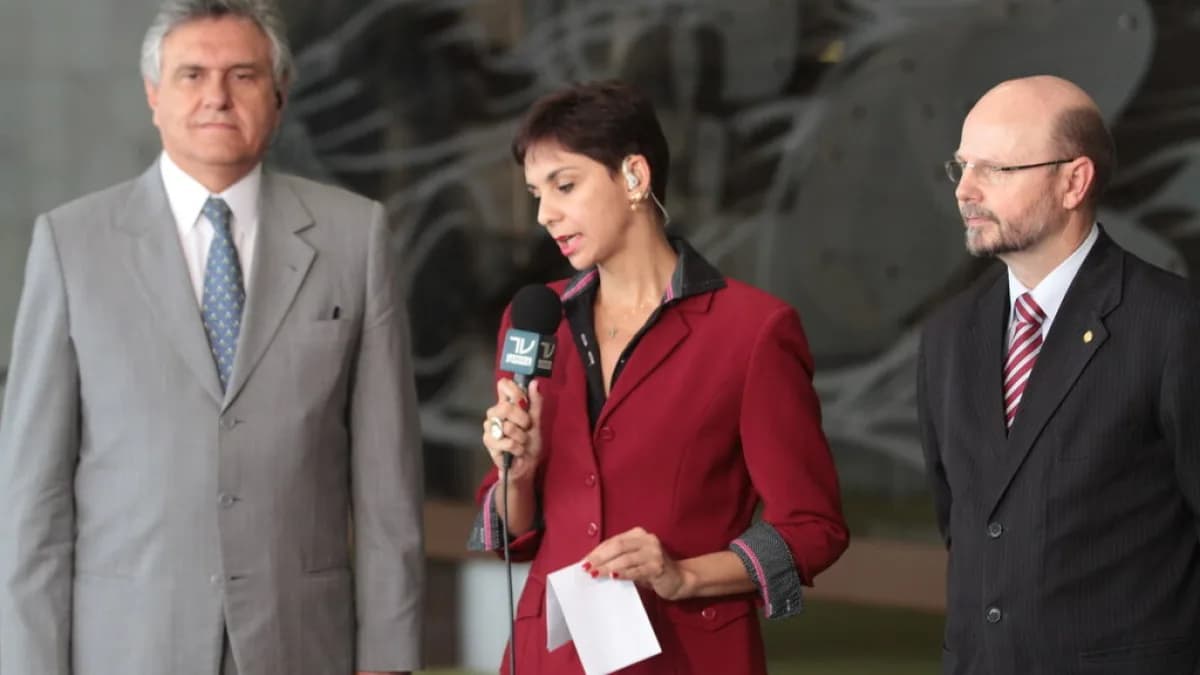 Ronaldo Caiado participa de debate na TV Câmara ao lado de jornalista e parlamentar