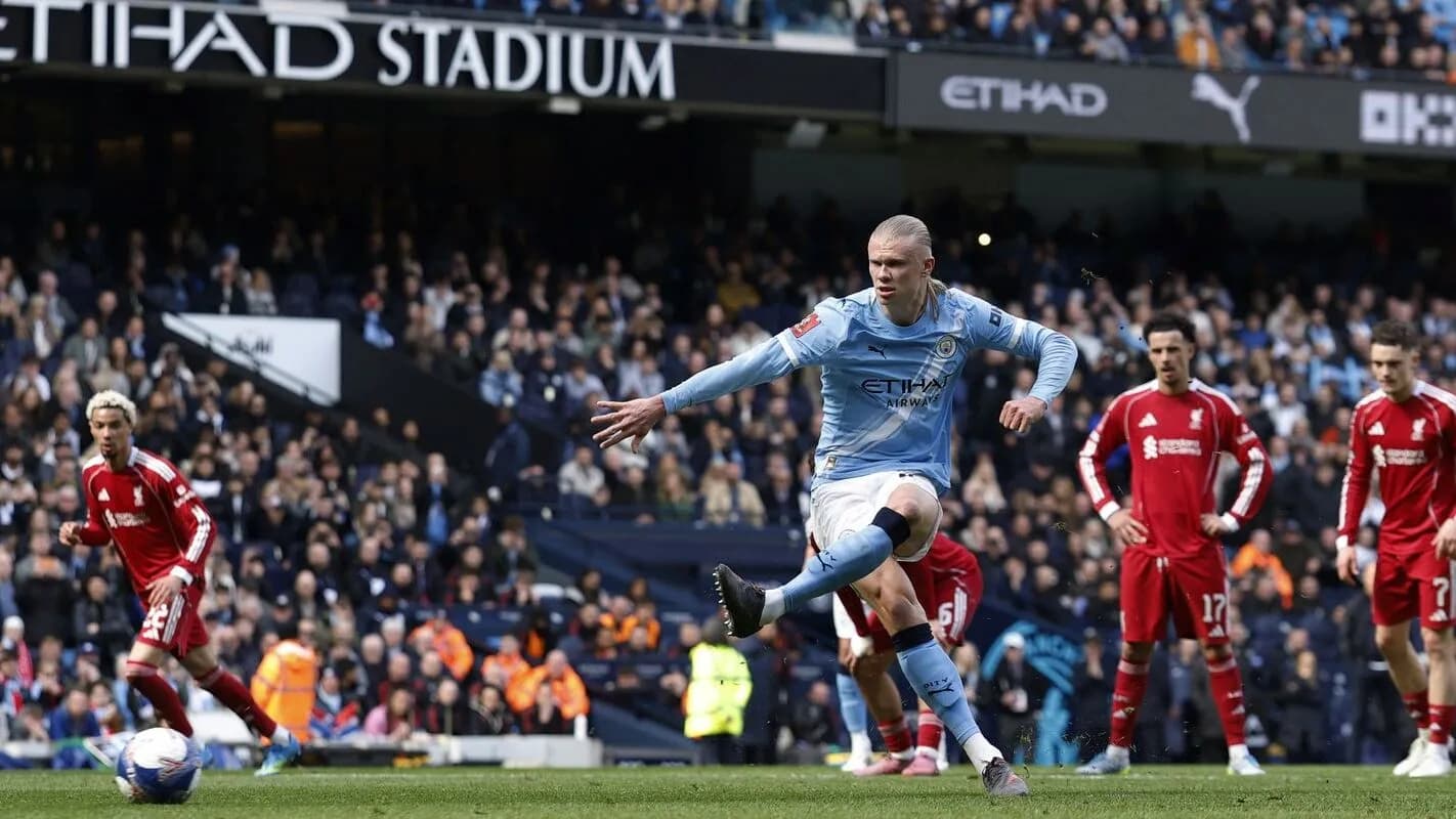 Jogador do Manchester City em ação no Etihad Stadium