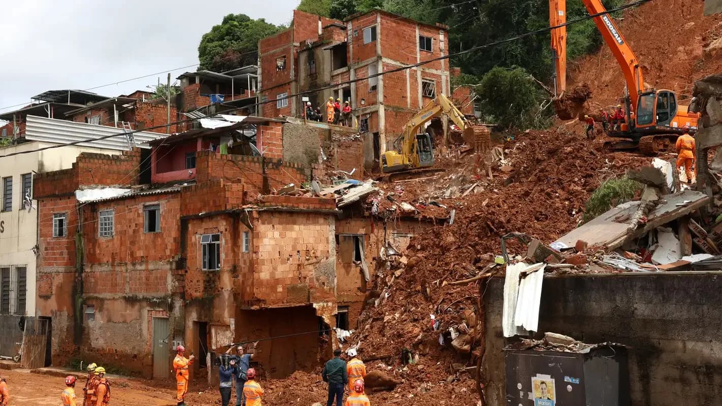 Área de encosta urbana ocupada, ilustrando a desigualdade na exposição a riscos ambientais nas cidades