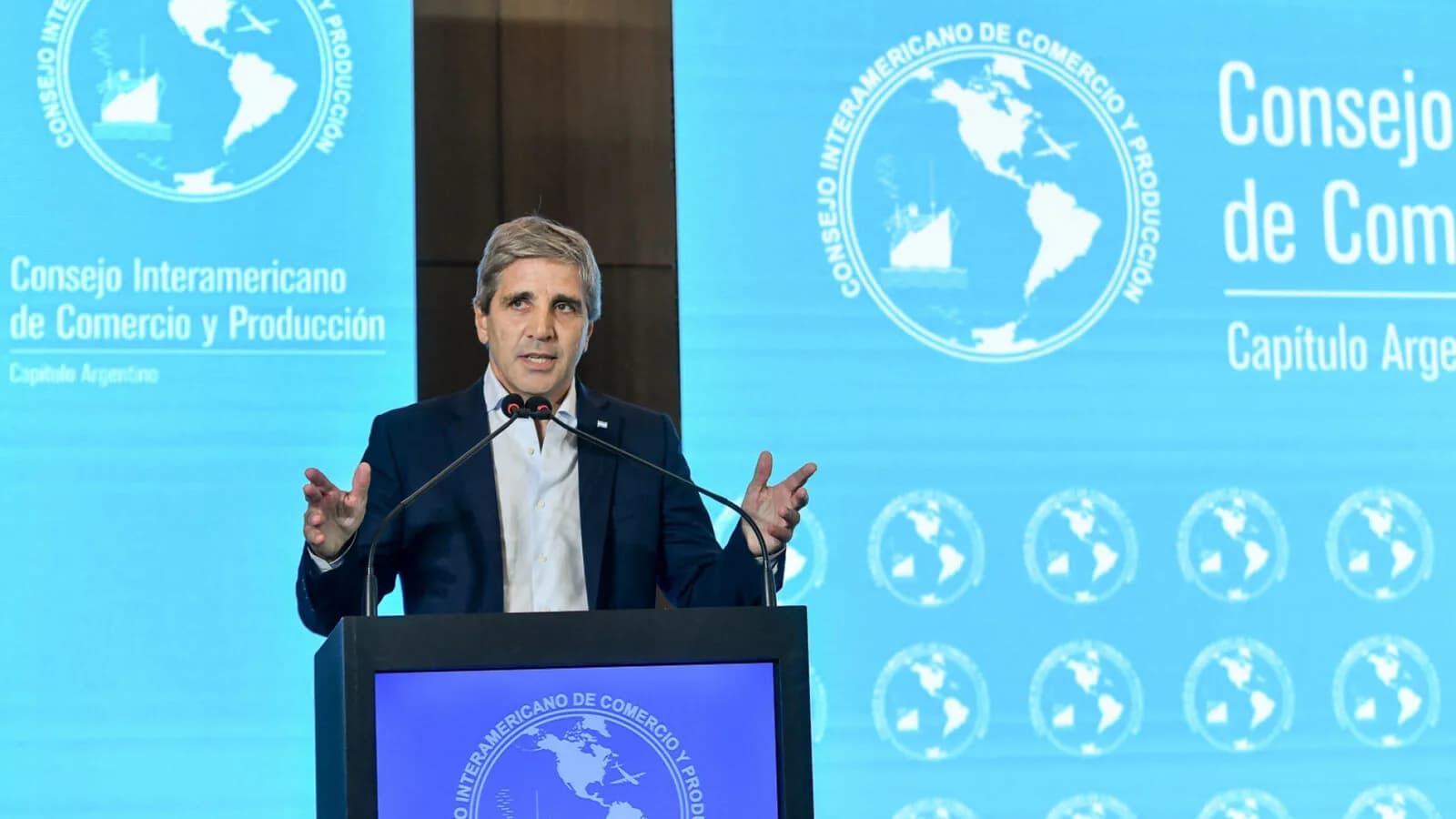 O ministro da Economia da Argentina, Luis Caputo, discursa em evento empresarial