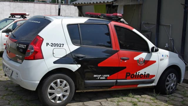 Viatura da Polícia Civil de São Paulo estacionada em via pública