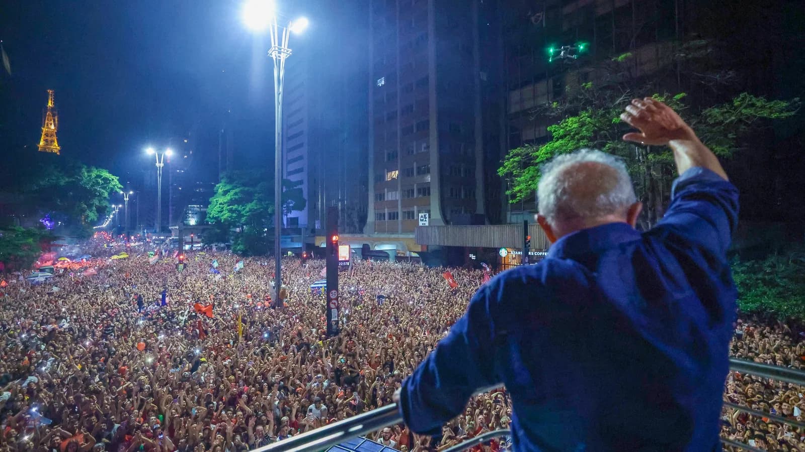 Lula acena para multidão durante comício de campanha na avenida Paulista (foto de arquivo, 2022)