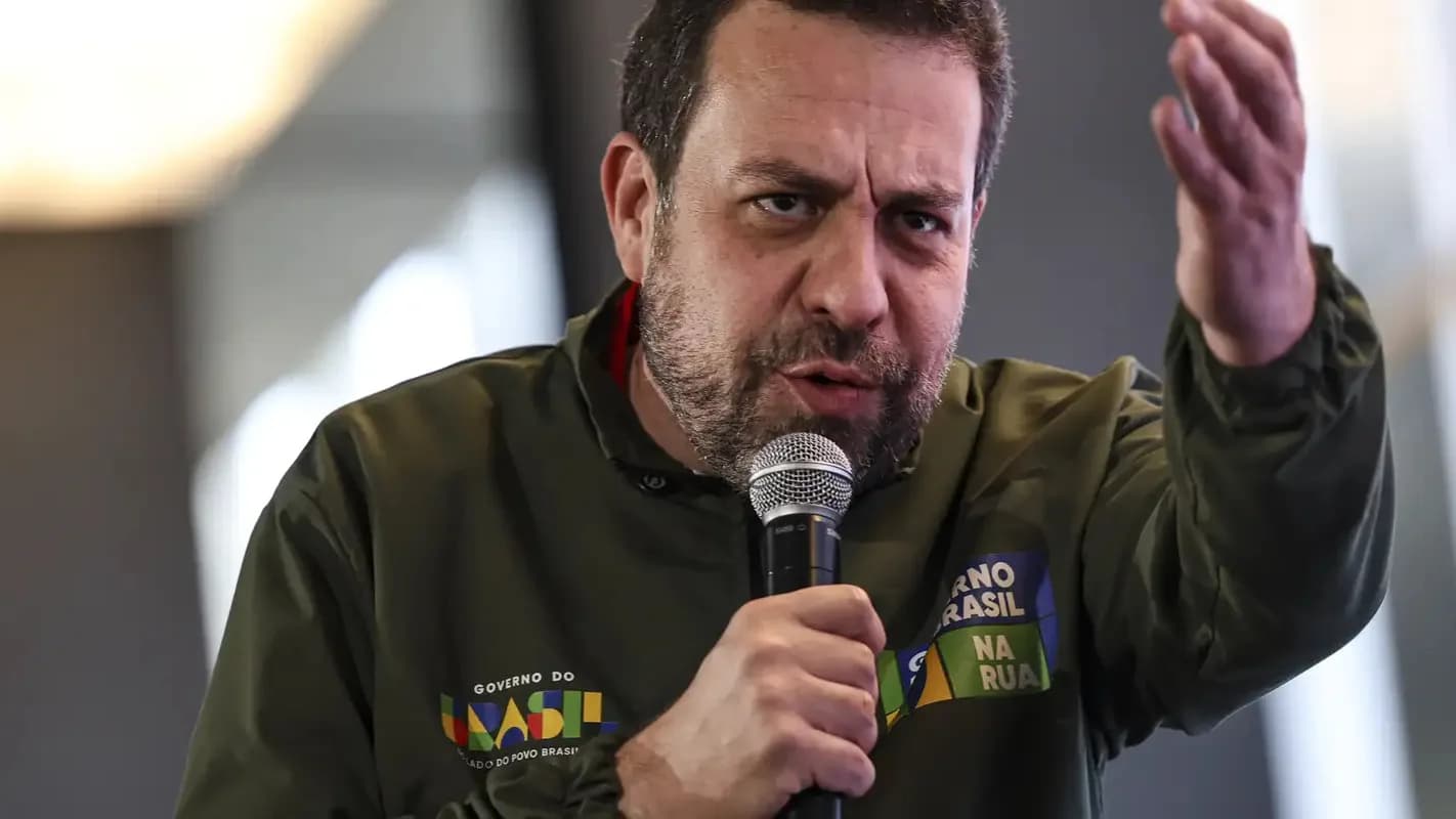 Ministro Guilherme Boulos discursa com microfone na mão, gesticulando