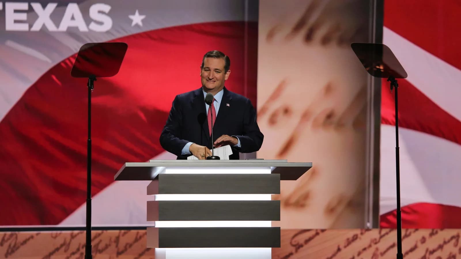 Senador Ted Cruz discursa em pódio com bandeira dos Estados Unidos ao fundo