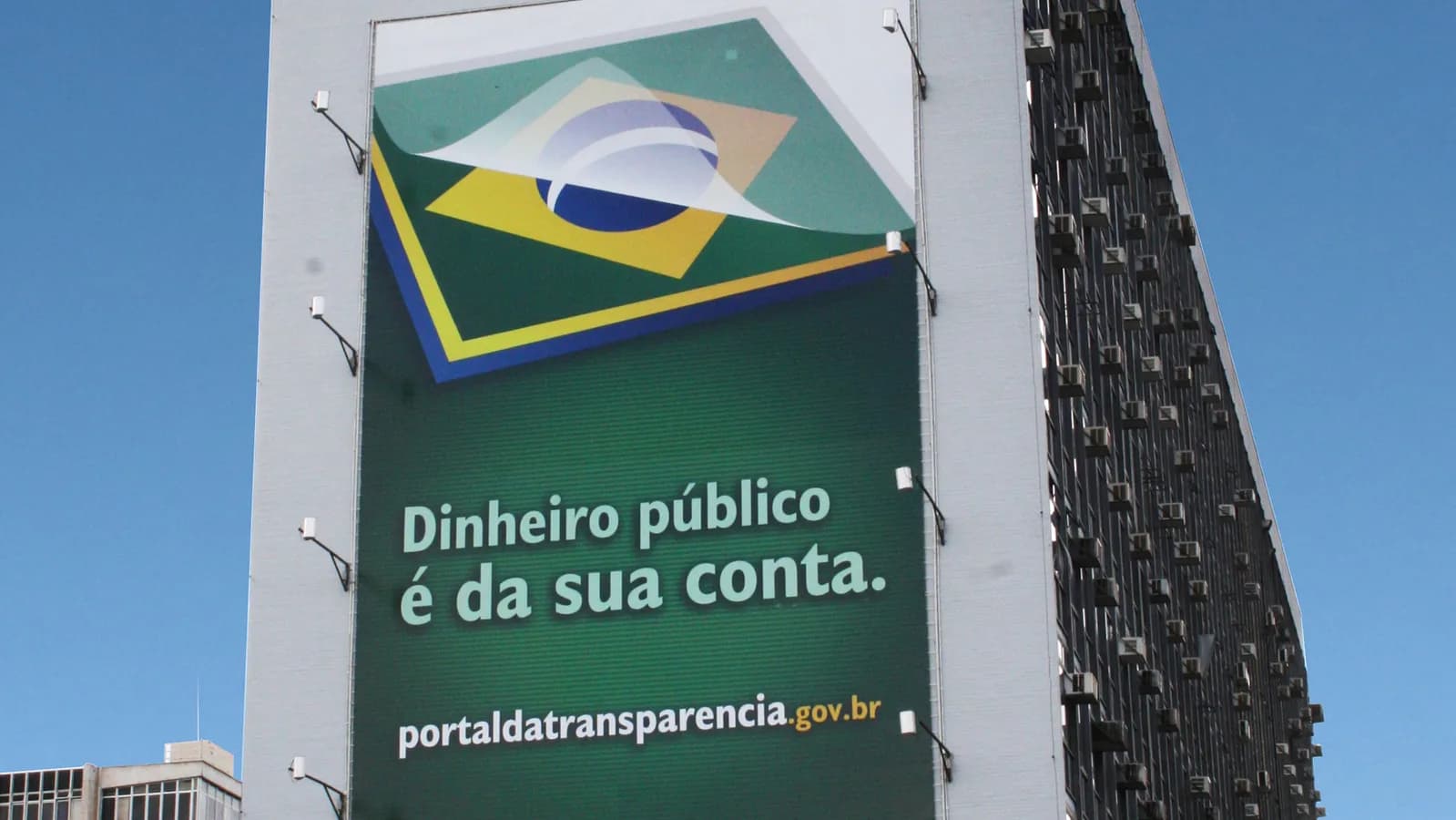 Fachada do edifício-sede da Controladoria-Geral da União, em Brasília, com letreiro CGU