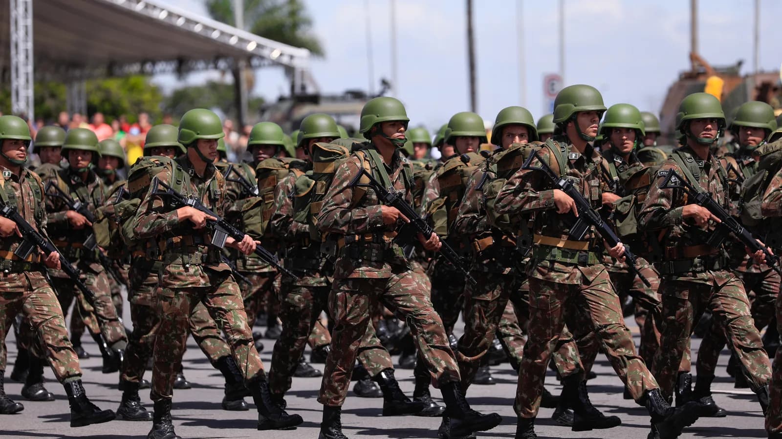 Soldados do Exército Brasileiro armados em formação durante desfile