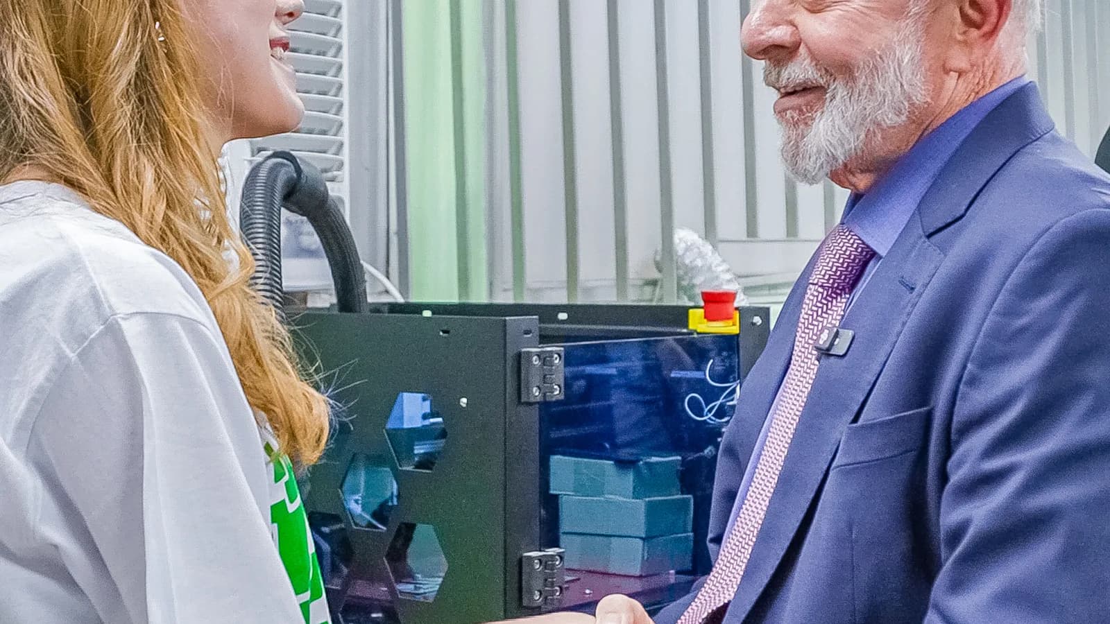O presidente Lula sorri ao cumprimentar uma estudante em laboratório de instituto federal
