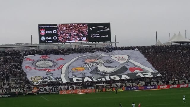 Torcida do Corinthians exibe bandeirão em foto de arquivo na Arena Corinthians.