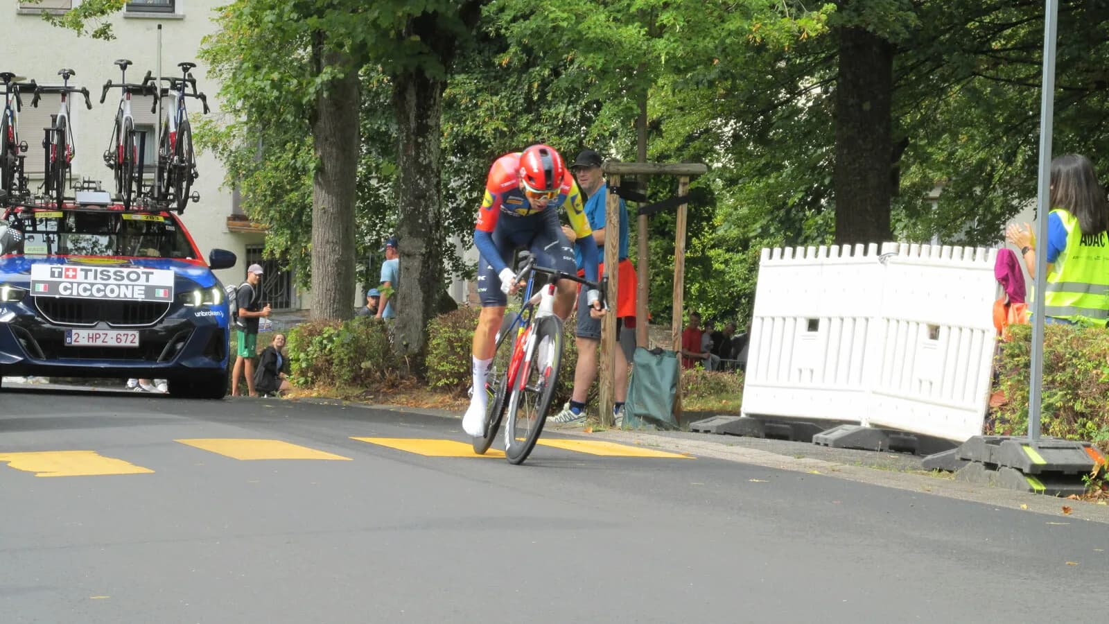 Giulio Ciccone pedala em prova de ciclismo com carro de apoio da equipe ao fundo (foto de arquivo)