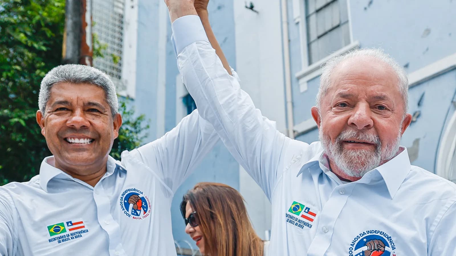 Lula com o braço erguido ao lado de apoiador, em caminhada de campanha (foto de arquivo)