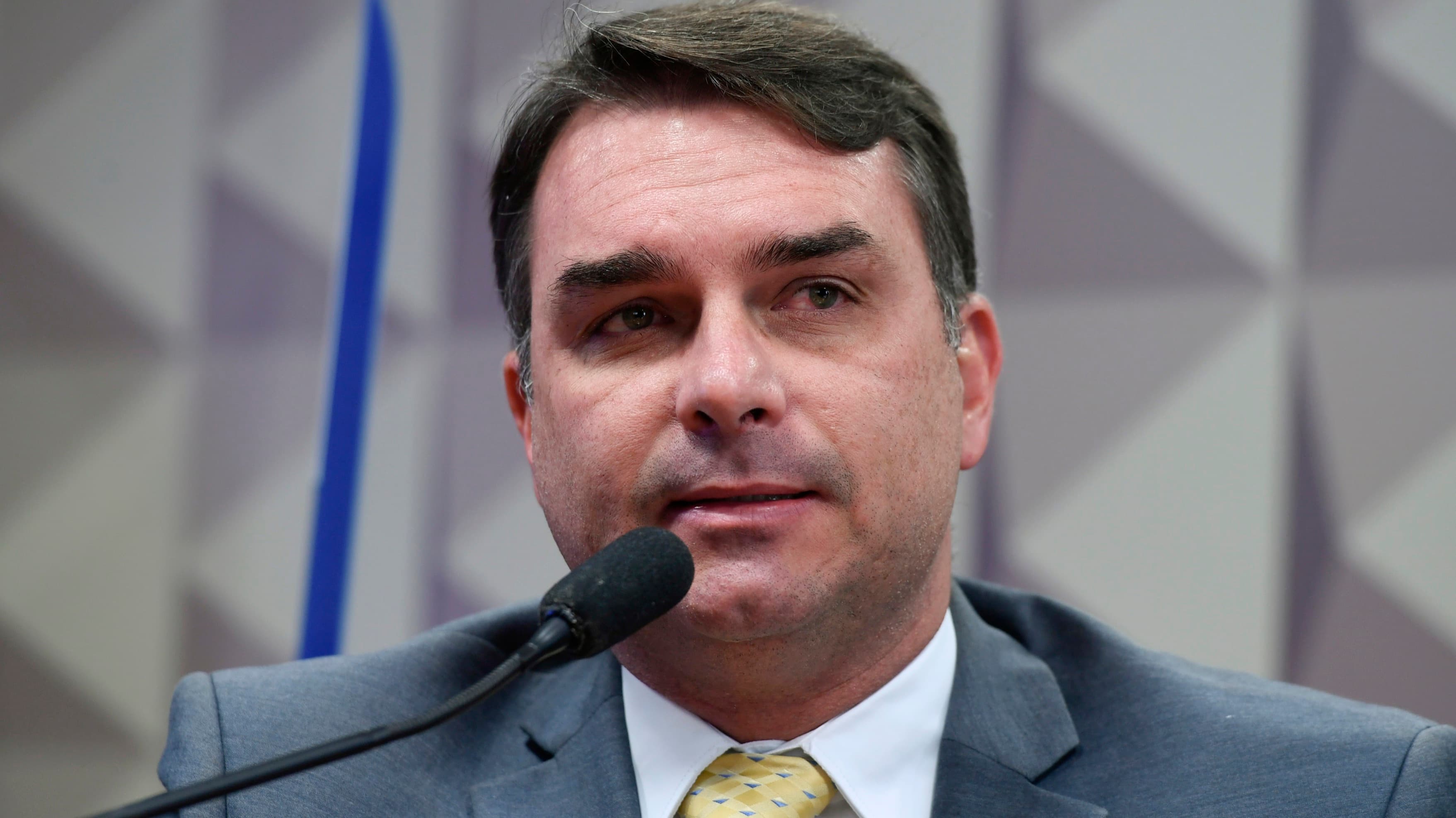 O senador e candidato à Presidência Flávio Bolsonaro discursa em microfone, foto de arquivo