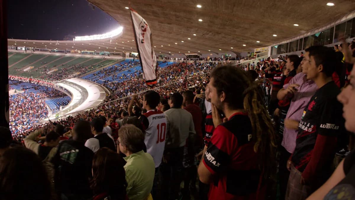 Torcedores do Flamengo acompanham partida contra o Palmeiras no Maracana, em foto de arquivo