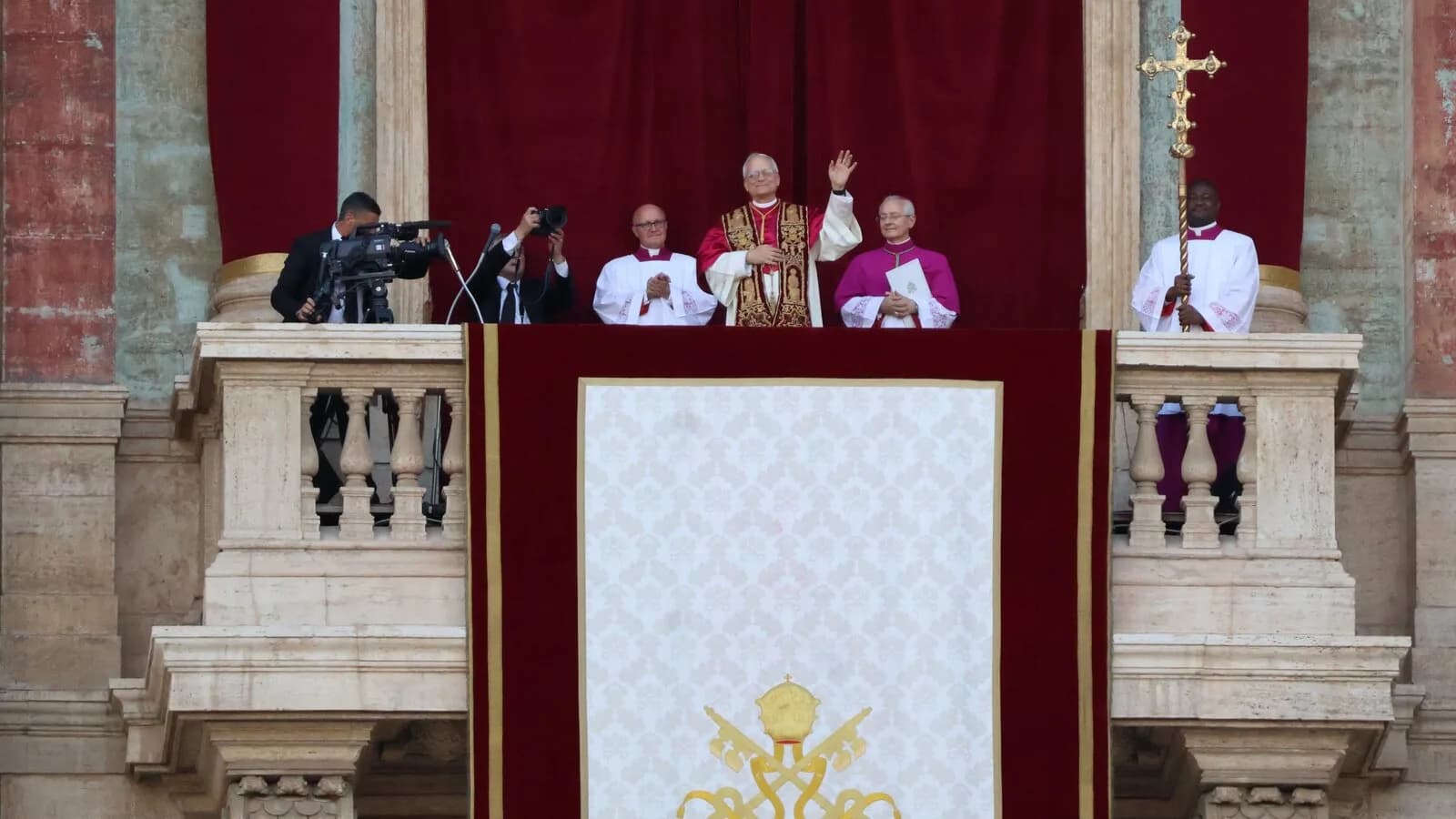 Papa Leão XIV aparece na sacada do Vaticano durante celebração pública, vestido de branco
