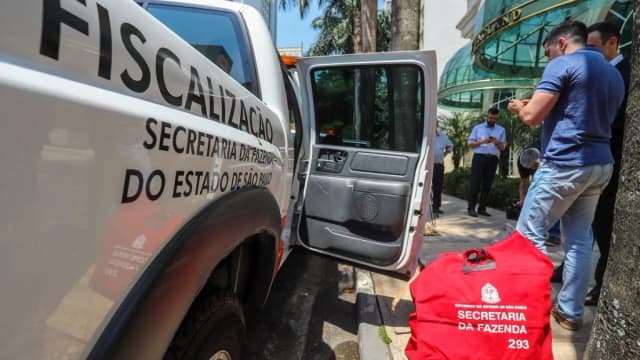 Viatura de fiscalização da Secretaria da Fazenda do Estado de São Paulo com agentes