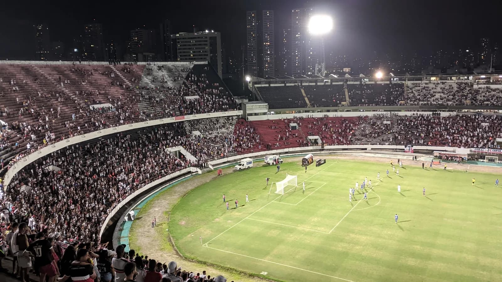 Estádio do Arruda lotado durante jogo noturno do Santa Cruz