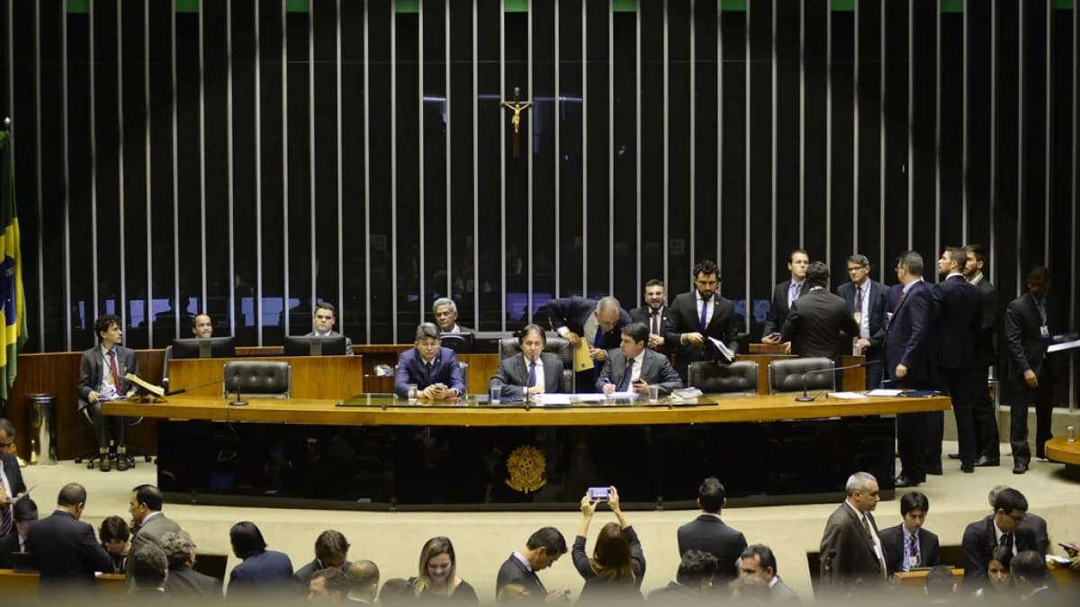 Plenário do Congresso Nacional durante sessão, com parlamentares nas bancadas