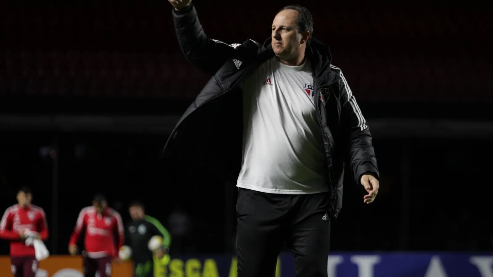 Rogério Ceni, técnico do Bahia, à beira do campo durante partida, gesticulando para os jogadores