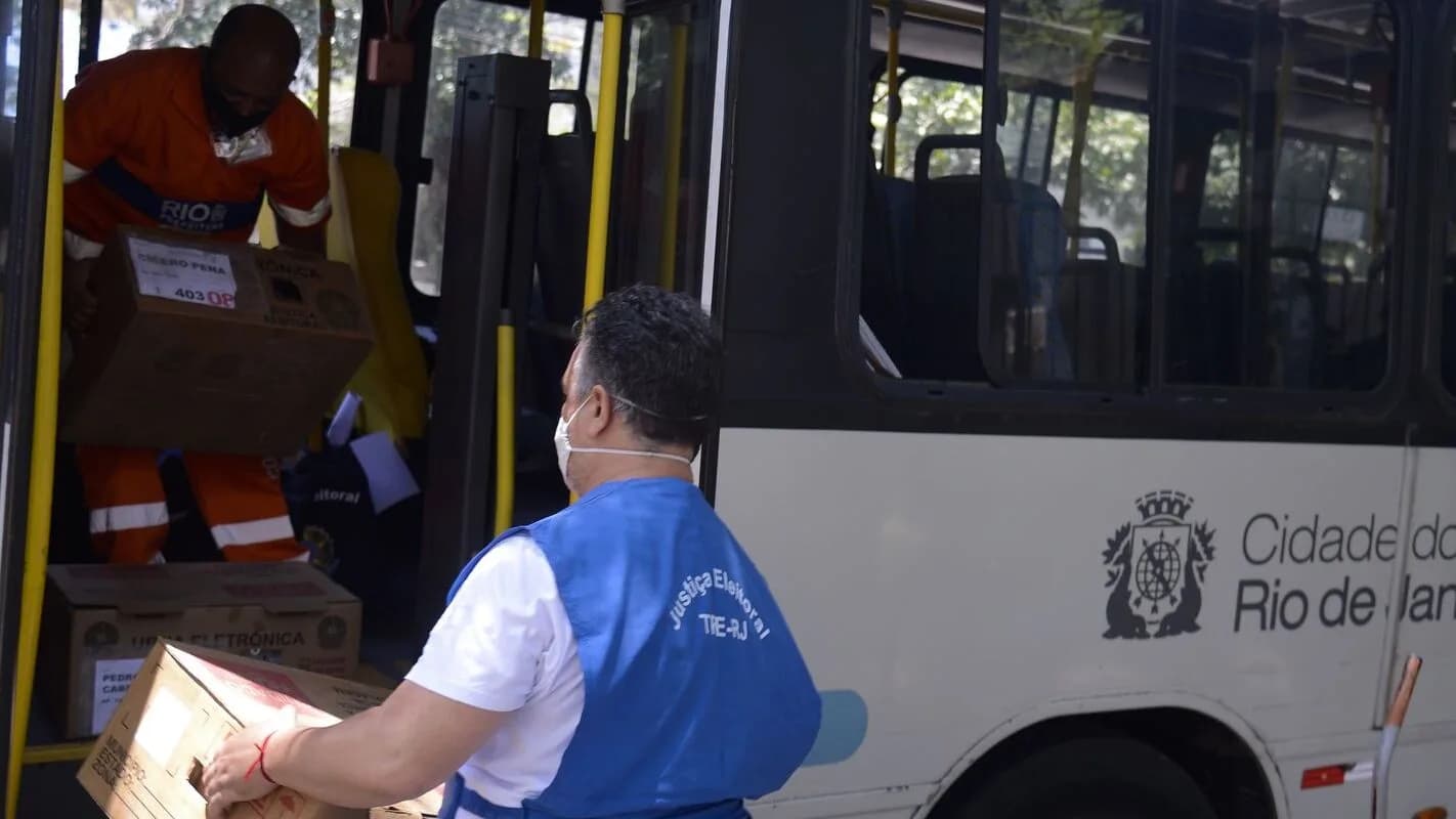 Equipe do TRE carrega caixas com urnas eletrônicas para dentro de um ônibus lacrado (foto de arquivo de distribuição de urnas em eleição anterior)