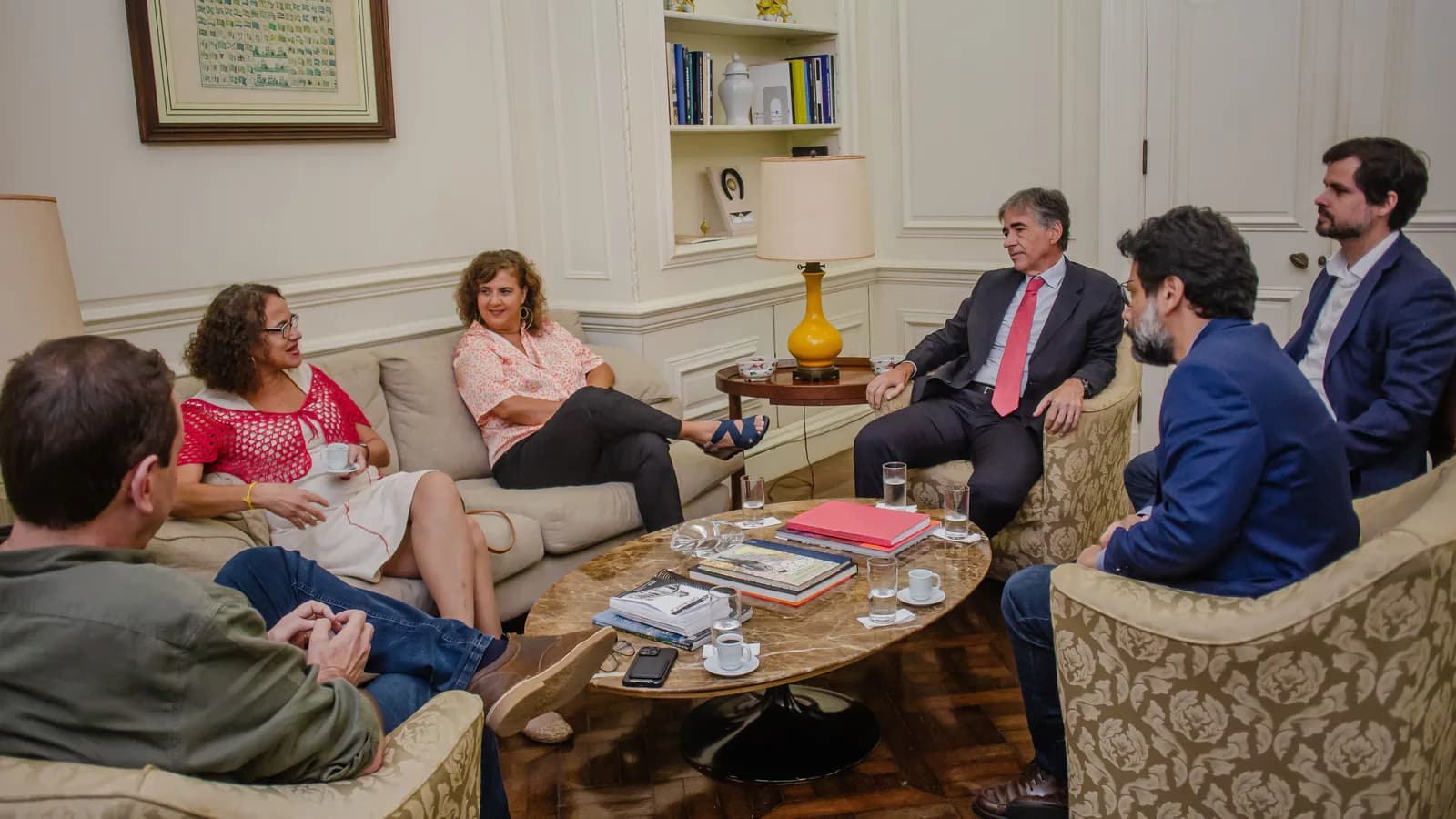 Eduardo Paes conversa com um grupo de pessoas durante reunião